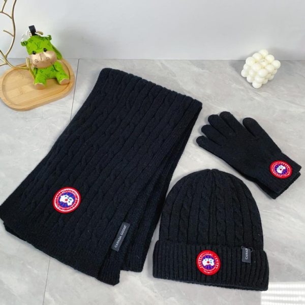 CANADA GOOSE [Sciarpa, cappello e guanti con palline di pelo] Set da tre pezzi