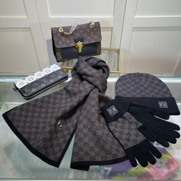 Louis Vuitton [Completo tre pezzi abito in lana, cappello, sciarpa e guanti]