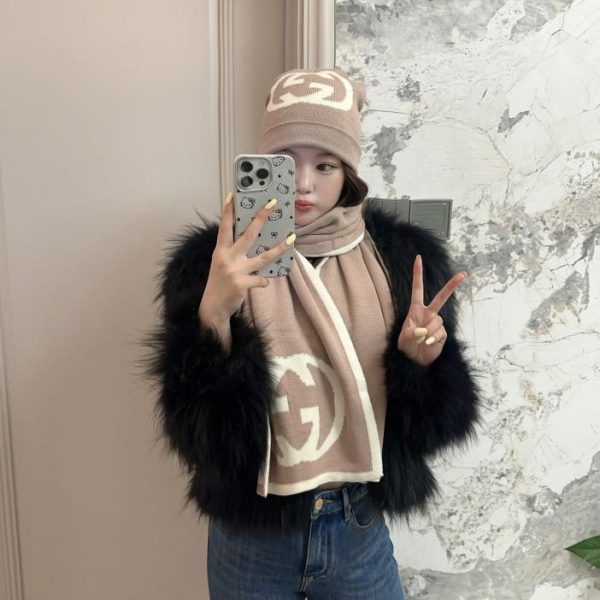 GUCCI nuova serie di abiti in lana e cashmere, cappelli e sciarpe per uomo e donna