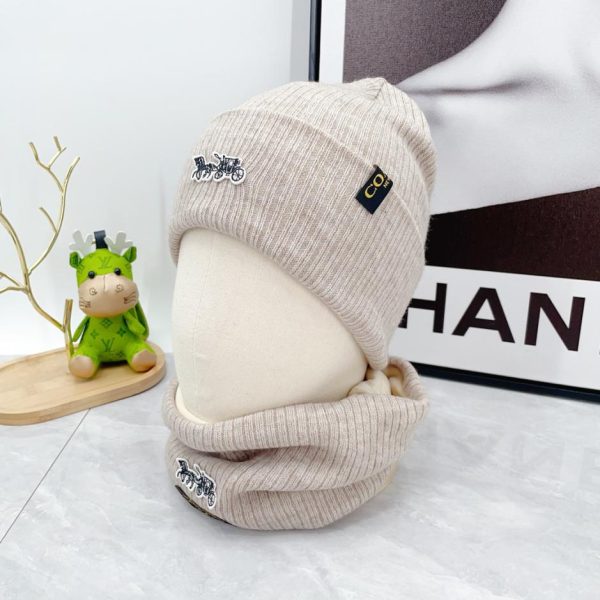 Set tre pezzi con sciarpa, cappello e guanti coach