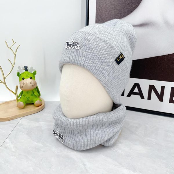 Set tre pezzi con sciarpa, cappello e guanti coach