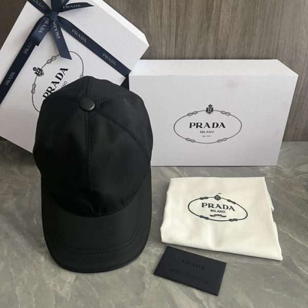 repliche,replica,perfette,siti di,affidabili,migliori siti,dove comprare,1:1,scarpe da ginnastica Cappello da baseball Prada in tessuto nylon con micro logo triangolare smaltato sul lato