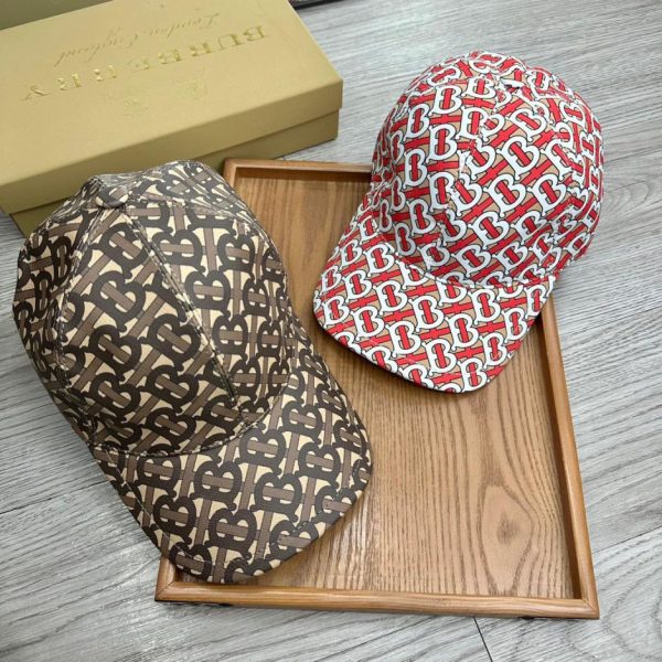 L'ultimo modello di cappello in pelle Burberry Tb con bordo