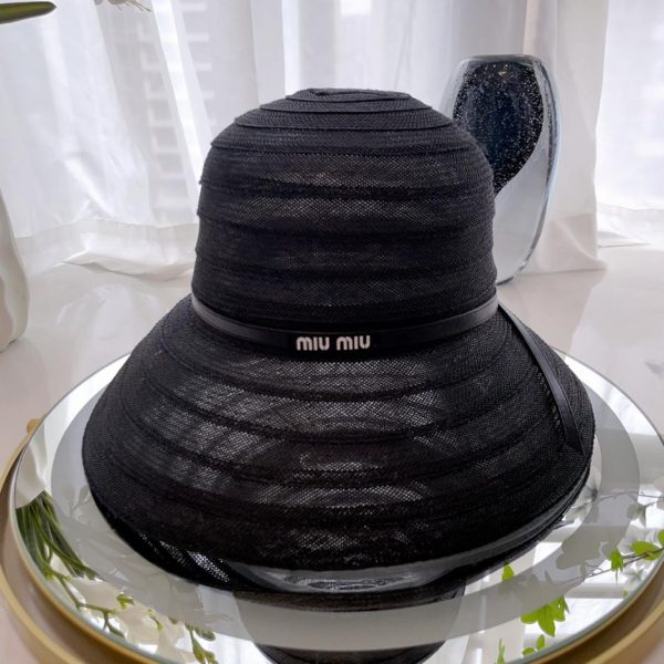 repliche,replica,perfette,siti di,affidabili,migliori siti,dove comprare,1:1,scarpe da ginnastica Elegante cappello a bacino oversize di MiuMiu in stile Hepburn