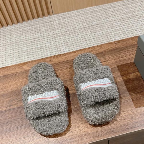 Pantofole in lana autunno inverno Balenciaga modello coppia