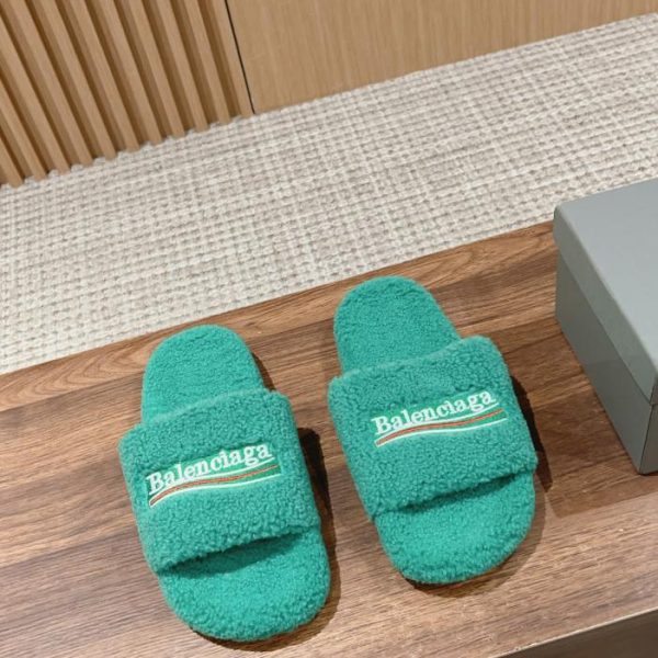 Pantofole in lana autunno inverno Balenciaga modello coppia