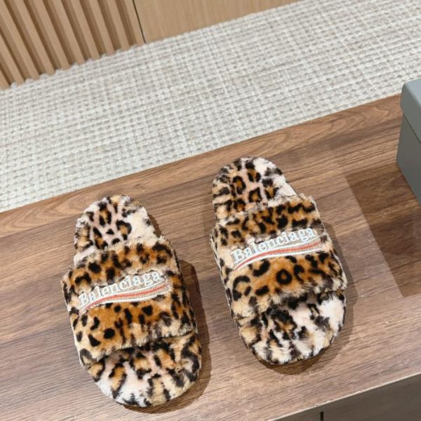 Pantofole in lana autunno inverno Balenciaga modello coppia