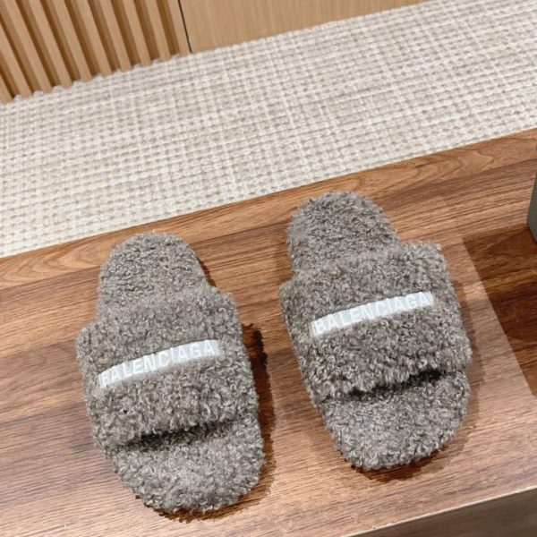 Pantofole in lana autunno inverno Balenciaga modello coppia
