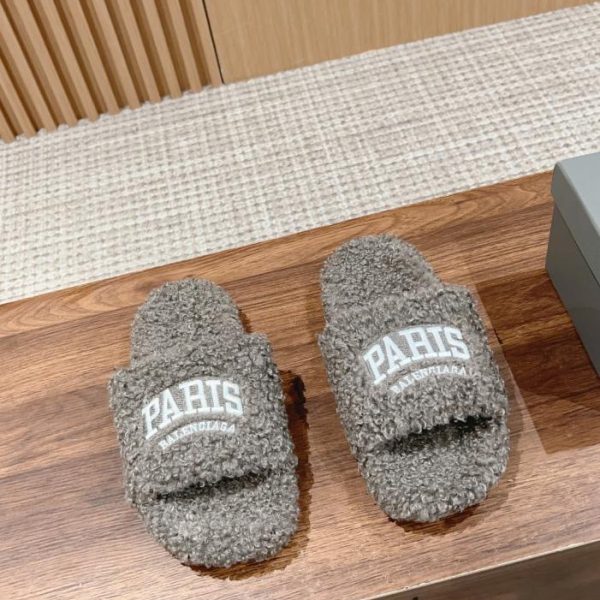 Pantofole in lana autunno inverno Balenciaga modello coppia