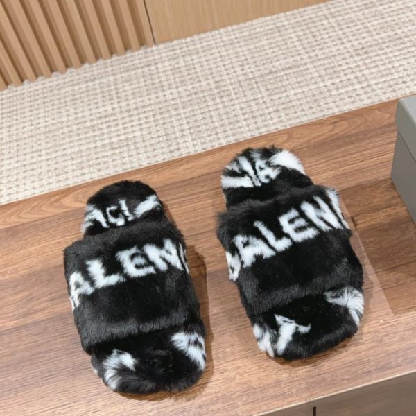 Pantofole in lana autunno inverno Balenciaga modello coppia