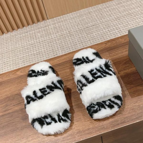 Pantofole in lana autunno inverno Balenciaga modello coppia