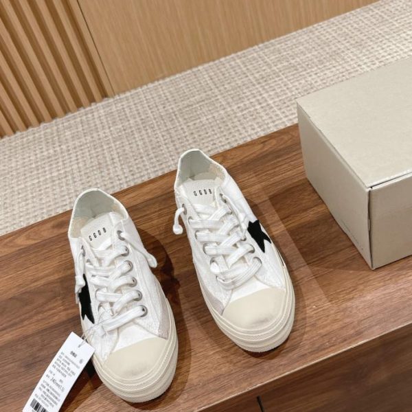 Coppia stile vecchie scarpe retr貌 sporche