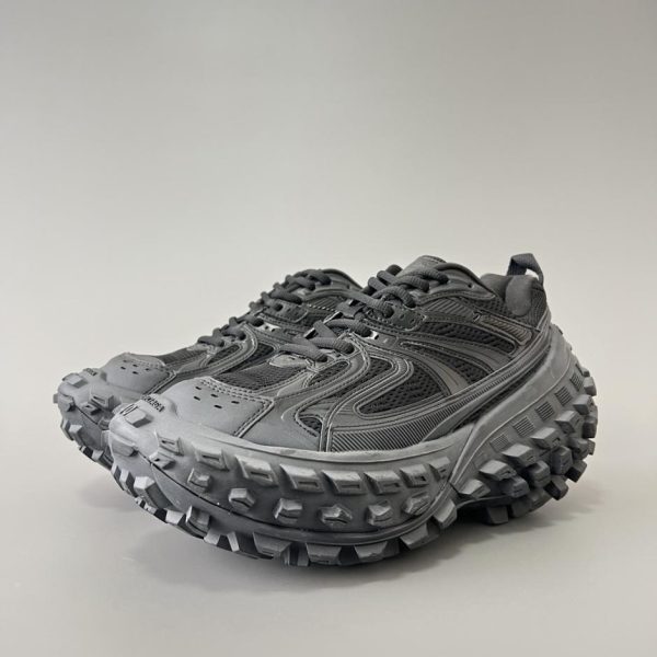 Scarpe da papà con pneumatici neri Balenciaga Defender per uomo e donna