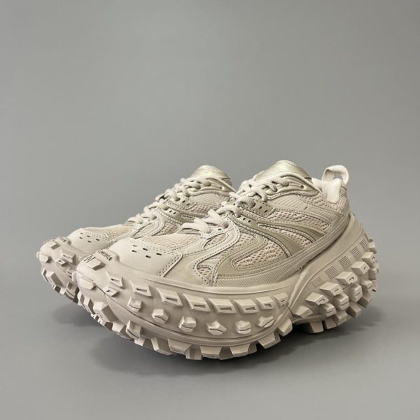 Scarpe da papà con pneumatici Balenciaga Defender marrone chiaro per uomo e donna