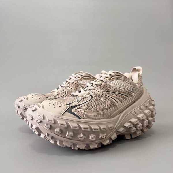 Scarpe da papà con pneumatici marroni Balenciaga Defender per uomo e donna