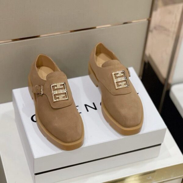 Mocassini da uomo con punta squadrata di Givenchy