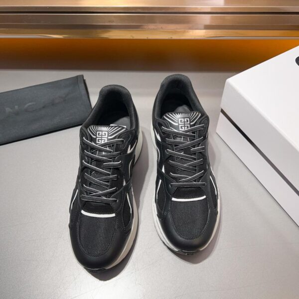 Sneakers casual da uomo con suola spessa di Givenchy