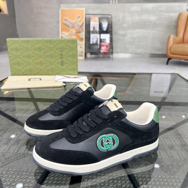 I contatori Gucci sincronizzano le scarpe da uomo di alta qualità