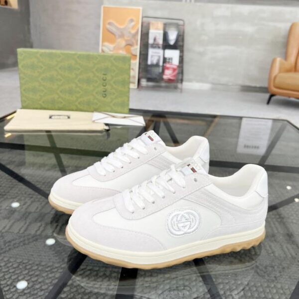 I contatori Gucci sincronizzano le scarpe da uomo di alta qualità