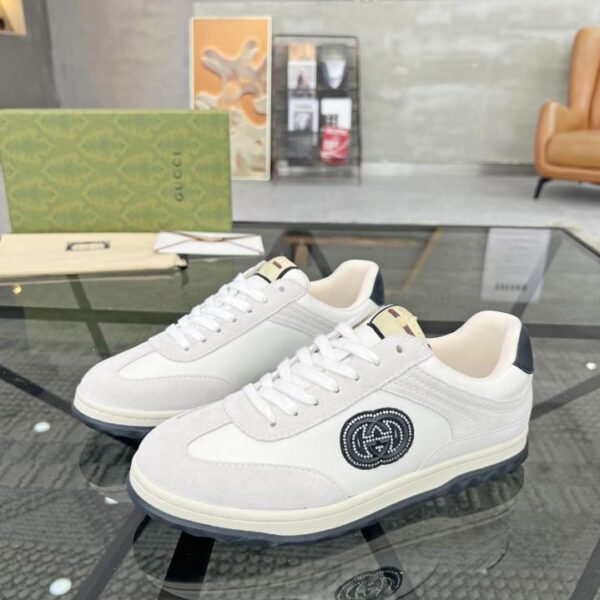 I contatori Gucci sincronizzano le scarpe da uomo di alta qualità