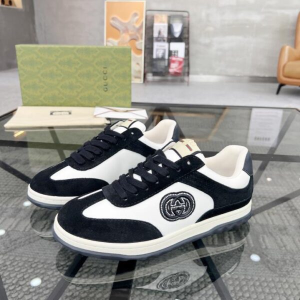 I contatori Gucci sincronizzano le scarpe da uomo di alta qualità