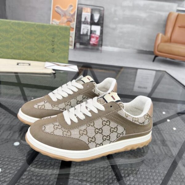 I contatori Gucci sincronizzano le scarpe da uomo di alta qualità