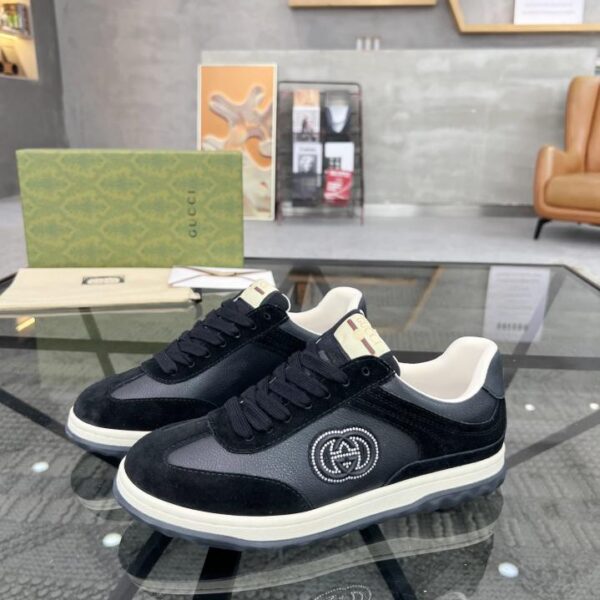I contatori Gucci sincronizzano le scarpe da uomo di alta qualità