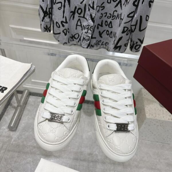 L'ultima serie Ace di scarpe bianche per coppie di Gucci