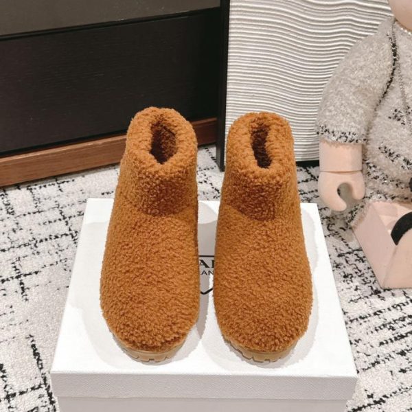 repliche,replica,perfette,siti di,affidabili,migliori siti,dove comprare,1:1,scarpe da ginnastica Pantofole in pelliccia triangolare Prada di alta qualità per l’autunno e l’inverno