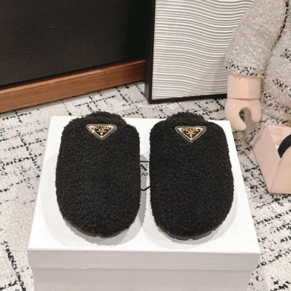 Pantofole in pelliccia triangolare Prada di alta qualità per l'autunno e l'inverno