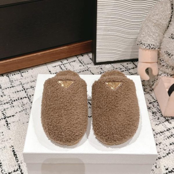 Pantofole in pelliccia triangolare Prada di alta qualità per l'autunno e l'inverno