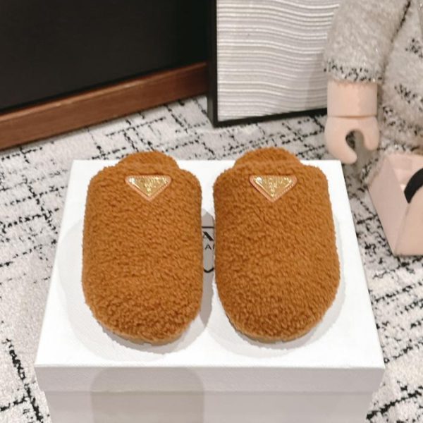 repliche,replica,perfette,siti di,affidabili,migliori siti,dove comprare,1:1,scarpe da ginnastica Pantofole in pelliccia triangolare Prada di alta qualità per l’autunno e l’inverno