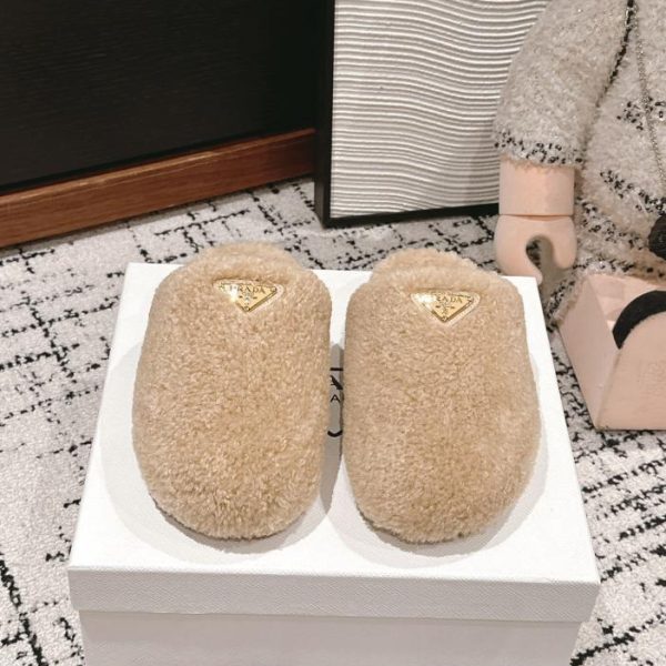 repliche,replica,perfette,siti di,affidabili,migliori siti,dove comprare,1:1,scarpe da ginnastica Pantofole in pelliccia triangolare Prada di alta qualità per l’autunno e l’inverno