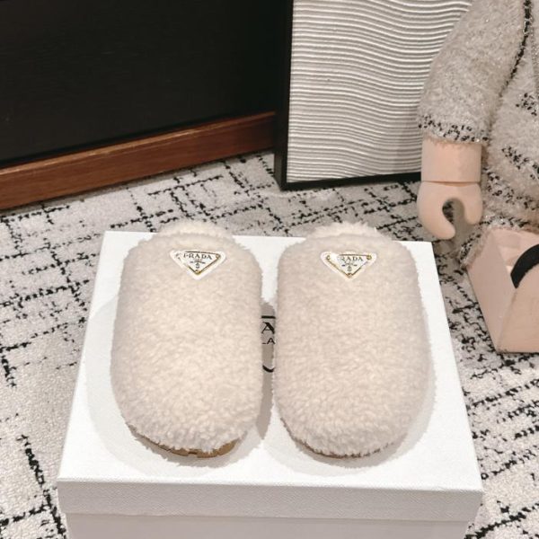 Pantofole in pelliccia triangolare Prada di alta qualità per l'autunno e l'inverno