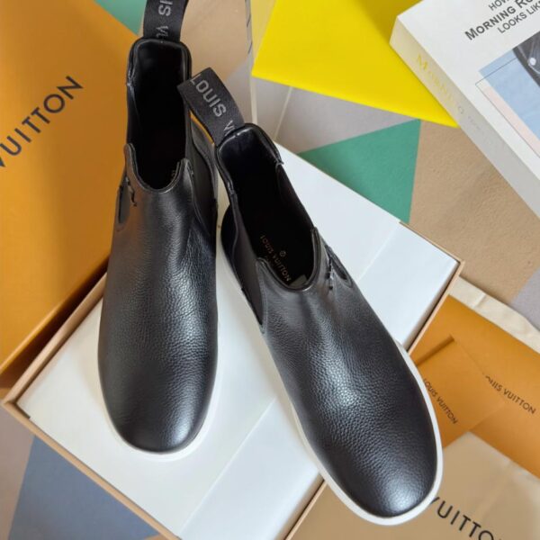 La versione top degli ultimi stivaletti Chelsea slip-on con suola spessa della serie Pacific da uomo di Louis Vuitton