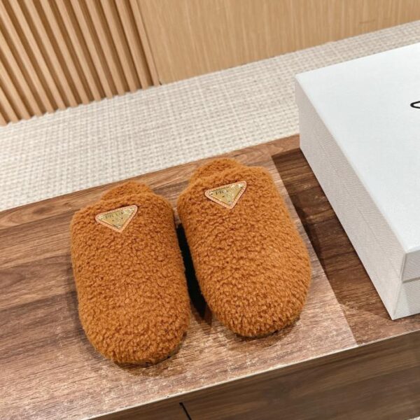 Le nuove pantofole pelose di Prada
