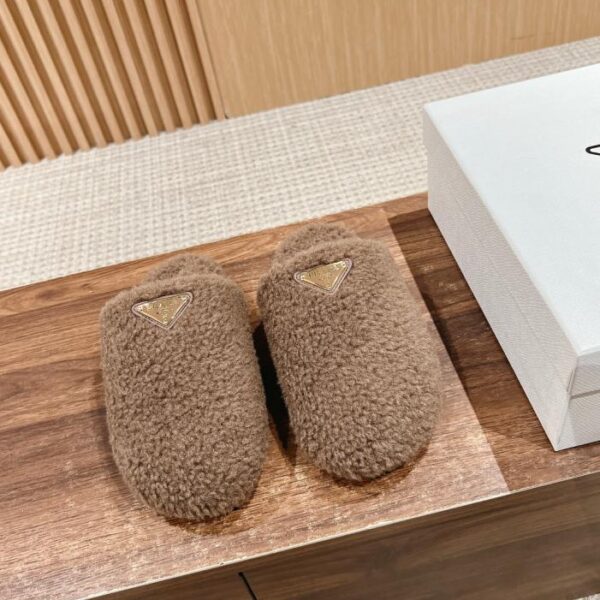 Le nuove pantofole pelose di Prada