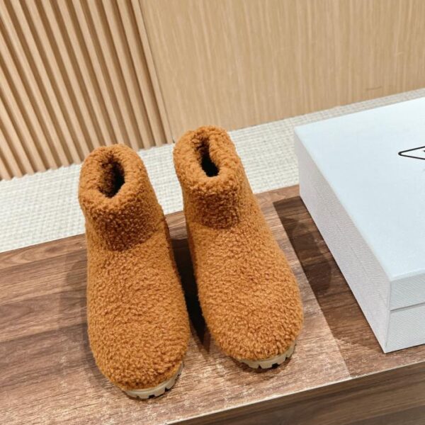 repliche,replica,perfette,siti di,affidabili,migliori siti,dove comprare,1:1,scarpe da ginnastica I nuovi stivali da neve pelosi di Prada