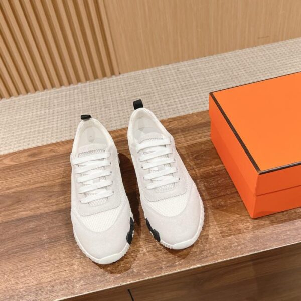 Herm猫s abbina scarpe casual e scarpe sportive
