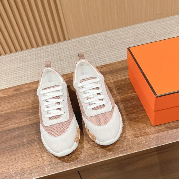 Herm猫s abbina scarpe casual e scarpe sportive