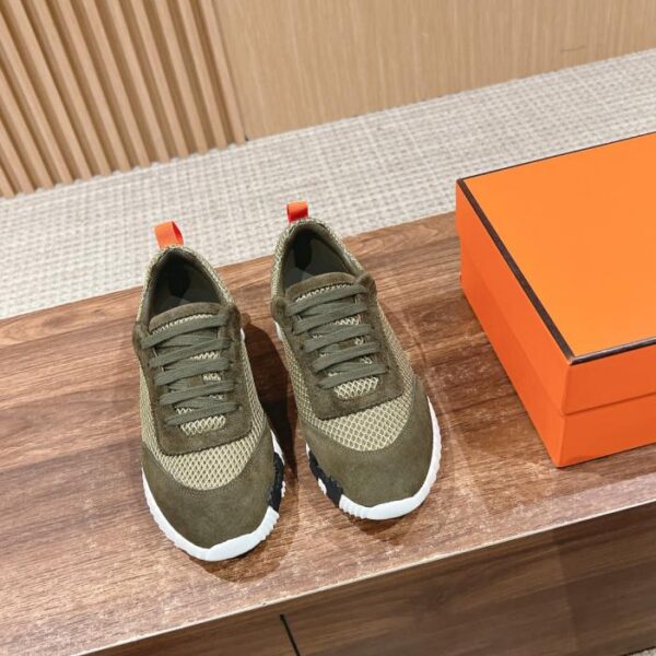Herm猫s abbina scarpe casual e scarpe sportive