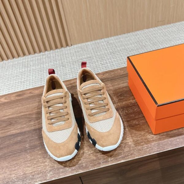 Herm猫s abbina scarpe casual e scarpe sportive