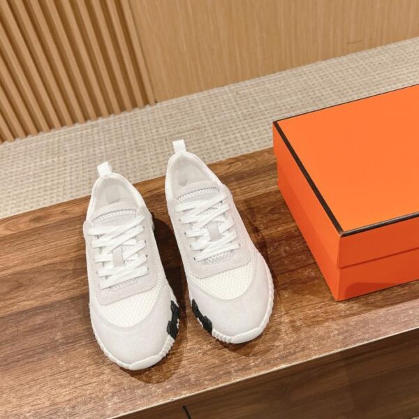 Herm猫s abbina scarpe casual e scarpe sportive