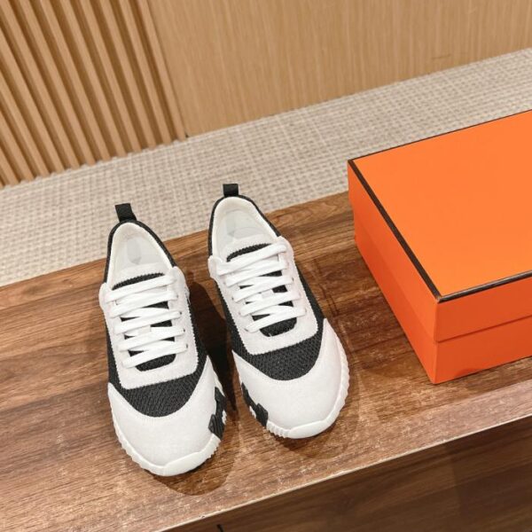 Herm猫s abbina scarpe casual e scarpe sportive