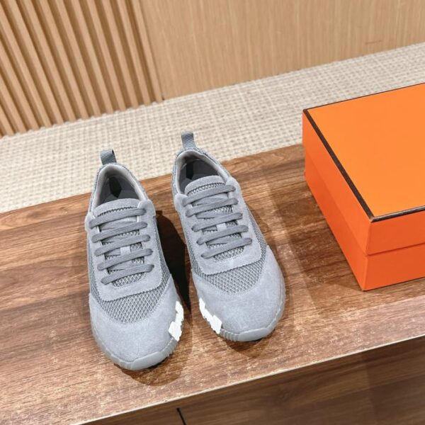 Herm猫s abbina scarpe casual e scarpe sportive