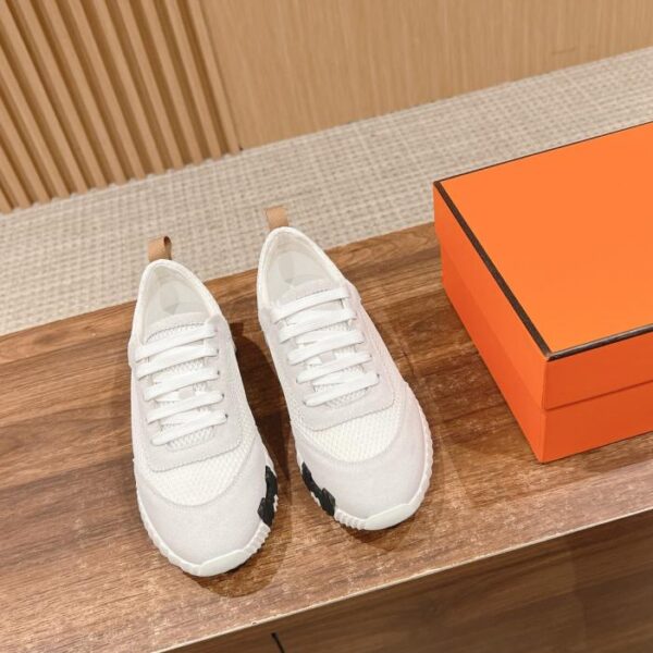 Herm猫s abbina scarpe casual e scarpe sportive