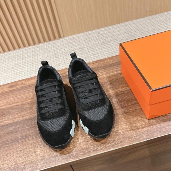 Herm猫s abbina scarpe casual e scarpe sportive