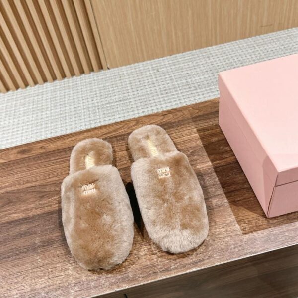 Il mezzo drag peloso di Miu Miu