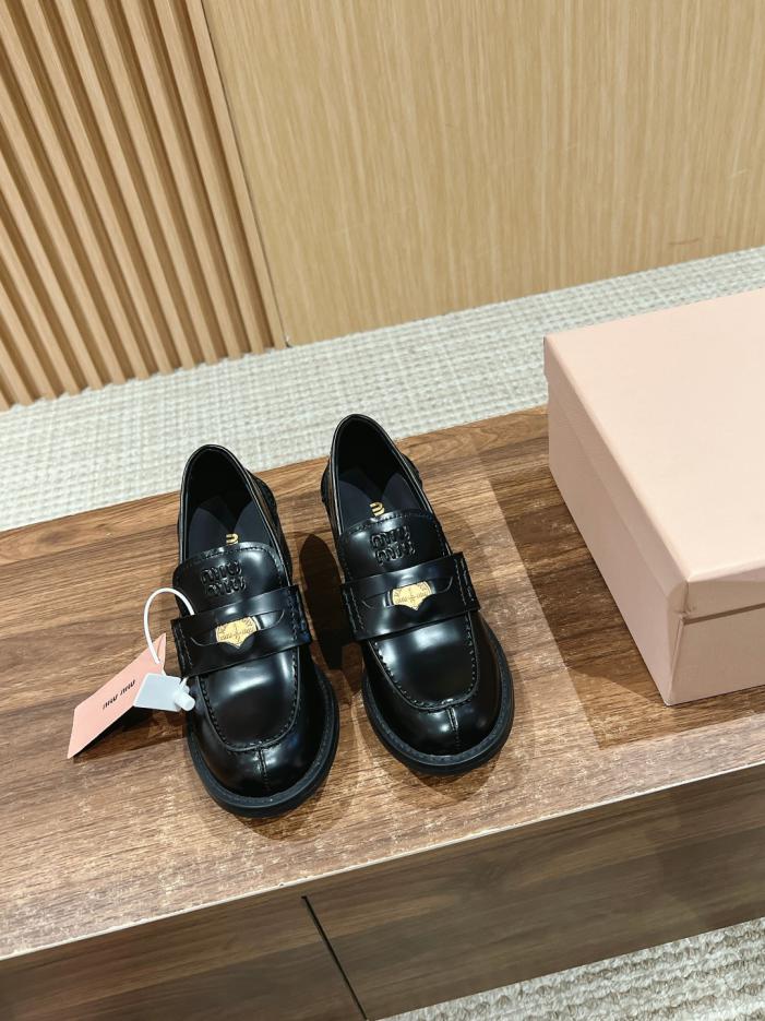 repliche,replica,perfette,siti di,affidabili,migliori siti,dove comprare,1:1,scarpe da ginnastica Miu Miu nuovi mocassini con tacco spesso a forma di moneta repliche,replica,perfette,siti di,affidabili,migliori siti,dove comprare,1:1,scarpe da ginnastica Miu Miu nuovi mocassini con tacco spesso a forma di moneta