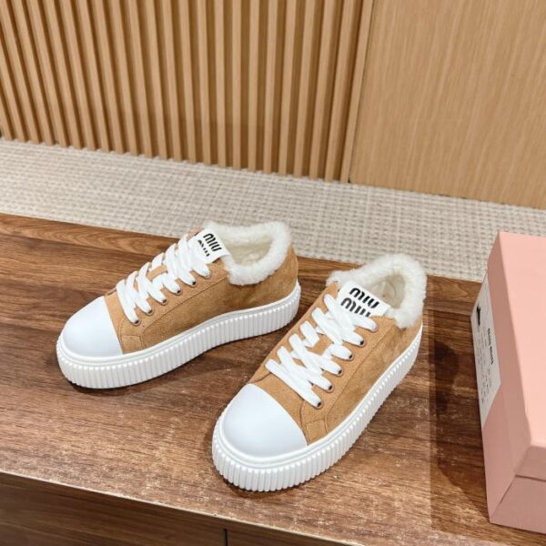 Nuove scarpe biscotto con suola spessa pelosa Miu Miu in pelle scamosciata
